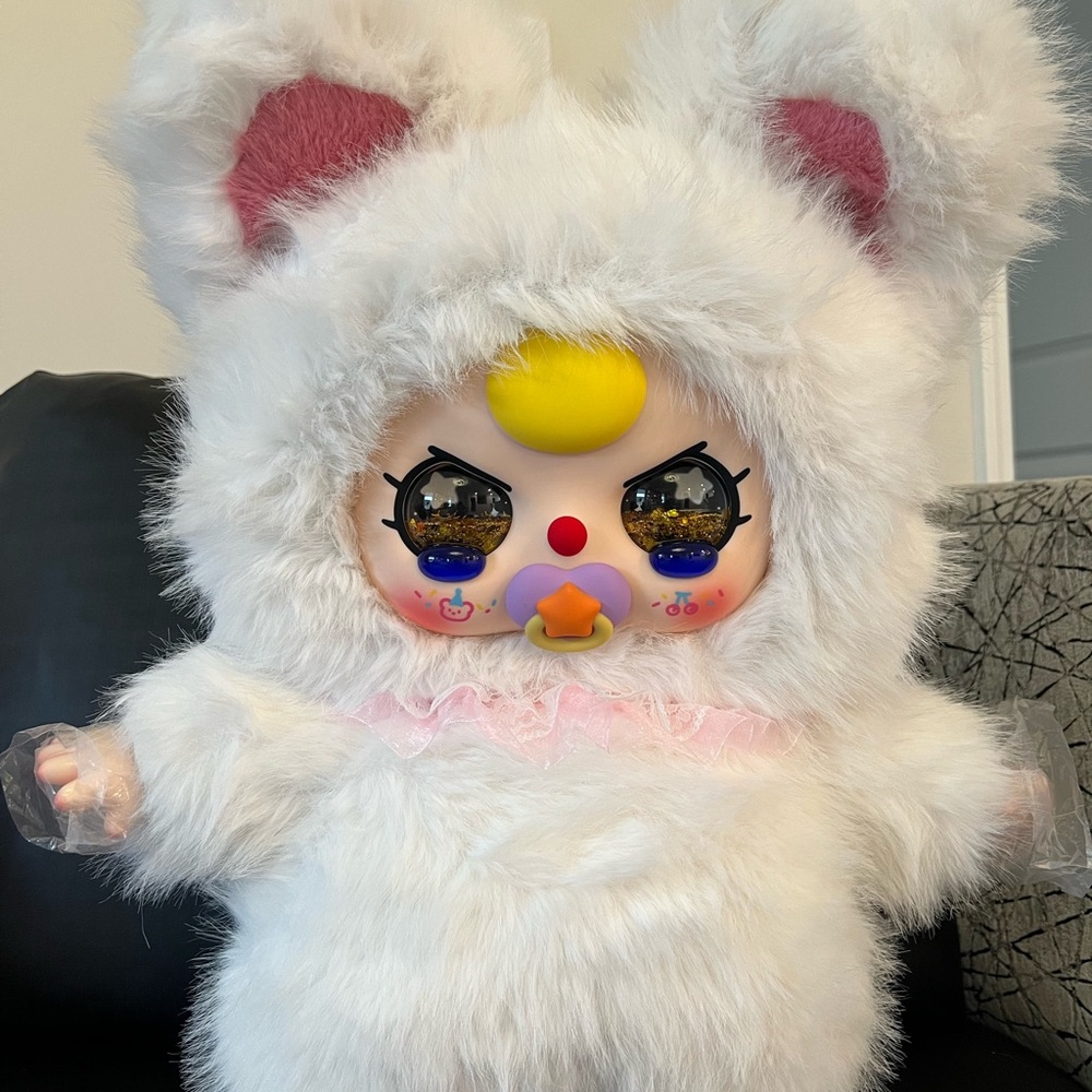 AI communicate White kitty